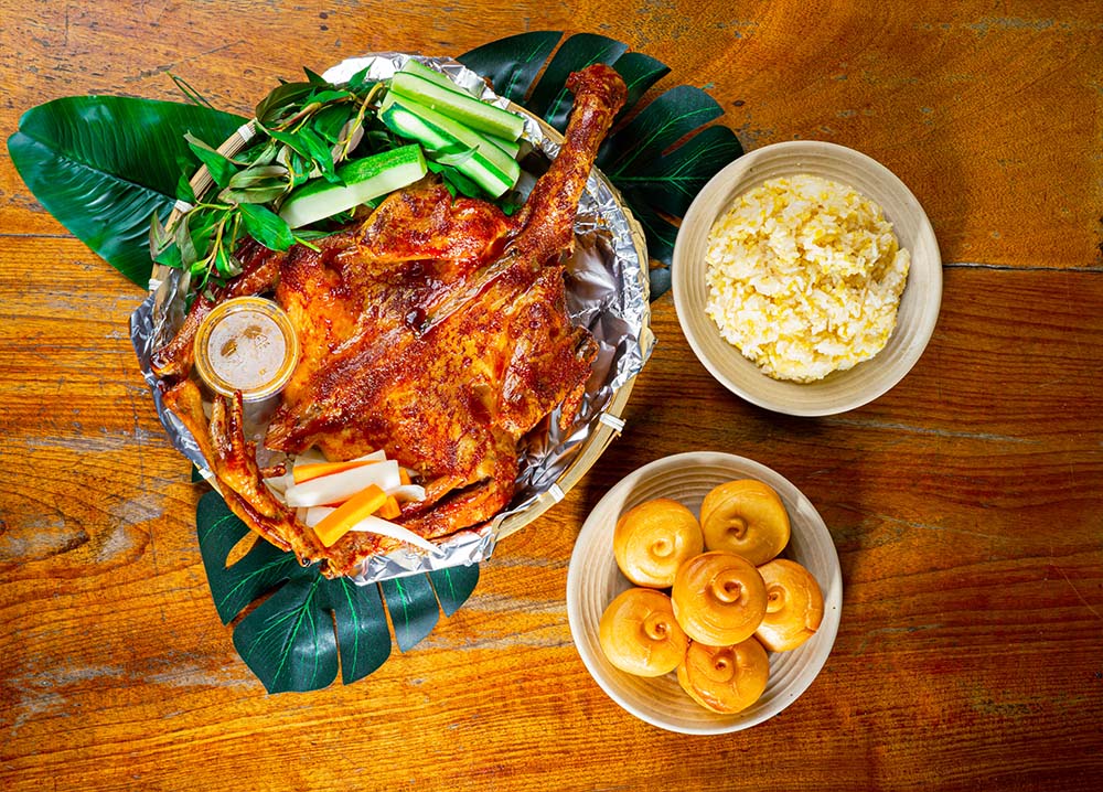Combo gà nướng nguyên con kèm xôi và 6 bánh bao chiên tại Đệ Nhất Gà Nướng Vũng Tàu